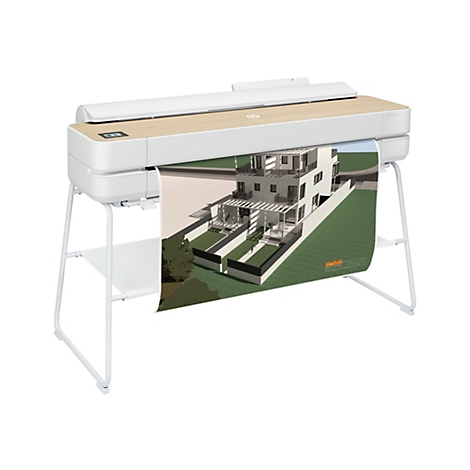 Ein weißer Großformatdrucker mit Holzoberfläche druckt eine Gebäude-Rendergrafik. Das fertige Papier zeigt ein Haus mit Terrasse.