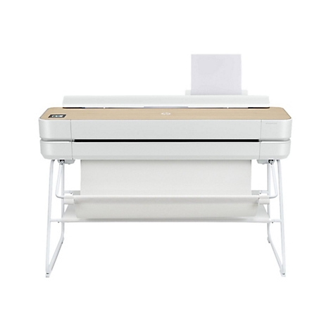Weißer HP Designer Studio Drucker mit hellbrauner Oberseite auf weißem Gestell. Ein Blatt Papier ragt heraus.
