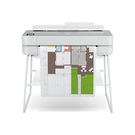 Ein weißer HP DesignJet Studio Drucker, der einen Bauplan ausdruckt, der auf einem weißen Gestell steht.