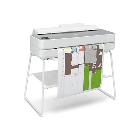 Ein weißer HP DesignJet Studio Drucker, der eine farbige Bauzeichnung druckt, steht auf einem weißen Gestell.