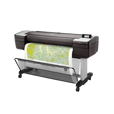 Ein großer, grauer HP DesignJet-Drucker mit einer farbigen Karte, die er ausdruckt. Schwarzes Gestell mit Rollen, der Drucker ist weißem Hintergrund.
