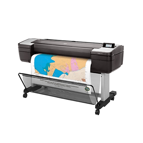 Ein großer, schwarzer HP DesignJet T1700-Plotter mit einer farbigen geologischen Karte, die gerade gedruckt wird. Der Plotter steht auf einem weißen Hintergrund.