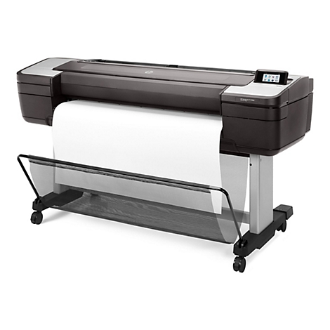 Ein großer, dunkler Drucker, HP DesignJet, mit Papierrolle und Touchscreen-Display. Der Drucker steht auf einem Wagen mit Rollen.