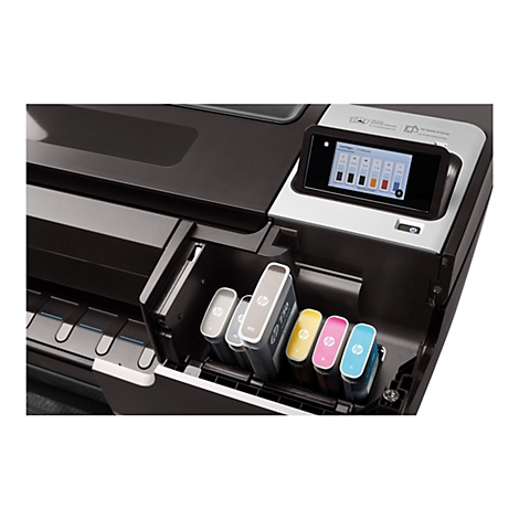 Nahaufnahme eines HP-Druckers mit geöffnetem Tintenpatronenfach und sichtbarem Display. Verschiedene Patronen in Grau, Gelb, Pink und Blau. Auf dem Display werden Tintenstände angezeigt.