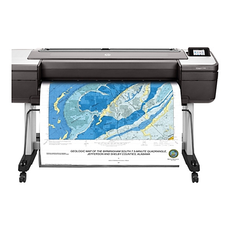 Eine große, dunkle HP DesignJet T1700dr-Druckmaschine druckt eine farbige topografische Karte. Auf der Karte sind blaue, gelbe und grüne Bereiche sowie schwarze Linien und Schriftzüge zu sehen. Die Druckmaschine steht auf einem grauen, rollbaren Ständer.