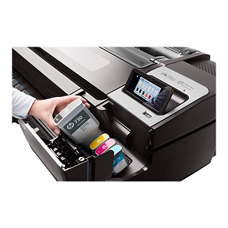 Nahaufnahme einer Person, die eine Tintenpatrone in einen Drucker einsetzt. Der Drucker zeigt ein Farbdisplay und andere Tintenpatronen.