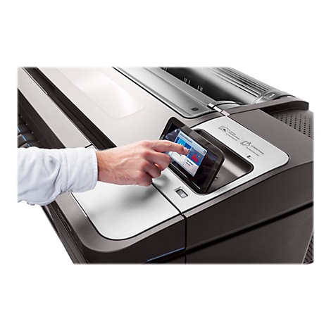 Eine Hand tippt auf ein Touchscreen-Display einer Drucker-Steuerung. Auf dem Display sind Menüoptionen zu sehen.