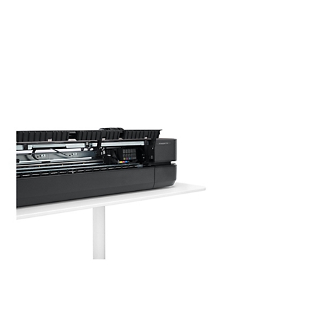 Nahaufnahme eines HP DesignJet T250 Druckers. Der Drucker ist auf einem weißen Tisch platziert. Schwarzes Gehäuse, farbige Tintenpatronen sichtbar.