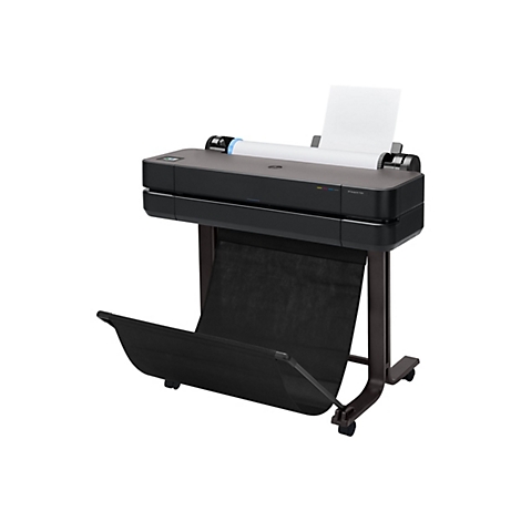 Schwarz-grauer Drucker mit weißem Papierausdruck. Auf Rollen an einem braunen Gestell. Aufschrift: HP DesignJet T630.