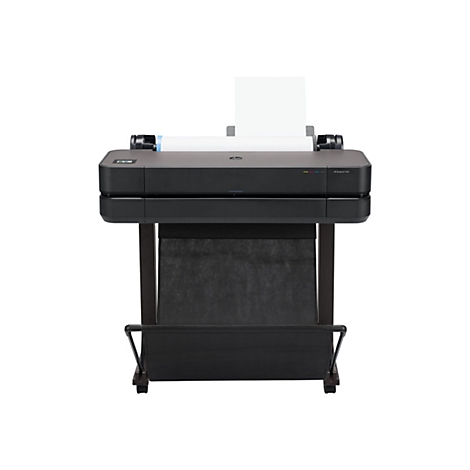 Ein HP DesignJet T630 Großformatdrucker. Auf der schwarzen Oberseite liegt eine Papierrolle, dahinter ragt ein bedrucktes Blatt heraus.