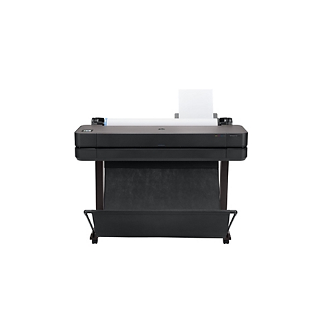 Ein großer, dunkler Drucker, HP Designjet T630, mit Papierausgabe nach oben und einem Auffangkorb unten. Steht vor weißem Hintergrund.