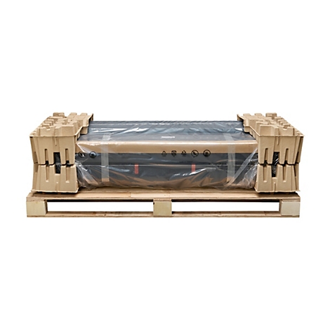 Produkt in Transportverpackung. Auf einer Holzpalette befindet sich ein in Folie verpacktes Produkt, welches durch Kartonagen geschützt wird.