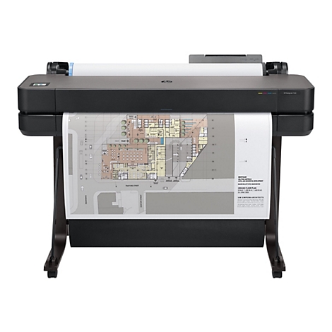 Ein schwarzer HP DesignJet T630 Großformatdrucker druckt eine farbige Grundrisszeichnung eines Hotels. Der Drucker steht auf einem dunklen Ständer. Das Papier zeigt einen komplexen Plan mit Straßen, Bäumen und Hoteldetails.