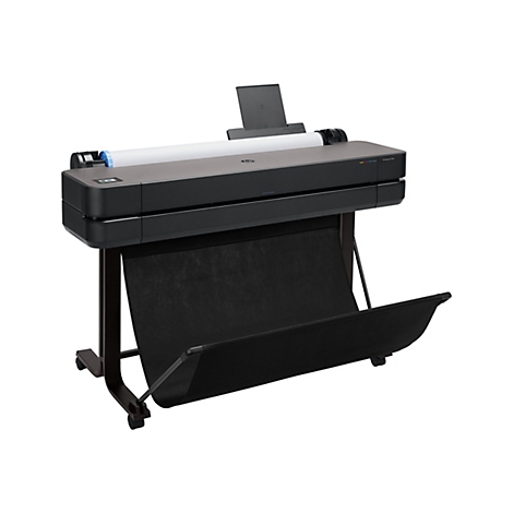 Ein grauer Großformatdrucker HP Designjet T630 mit Papierrolle, Papierauffangkorb und Standfuß auf weißem Hintergrund.