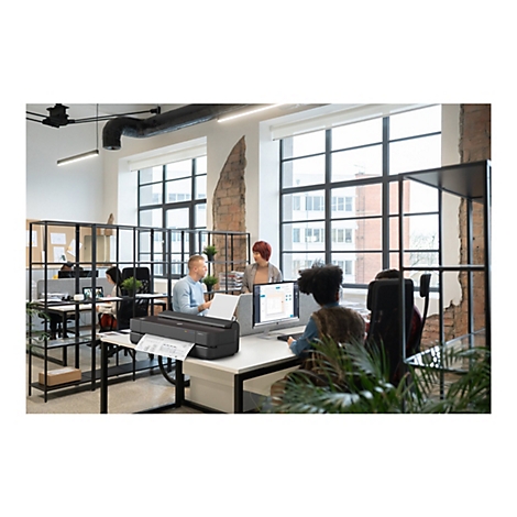 Büro, in dem eine Person an einem Computer arbeitet und eine Frau mit roten Haaren und eine Person mit einer schwarzen Lockenfrisur beteiligt sind.