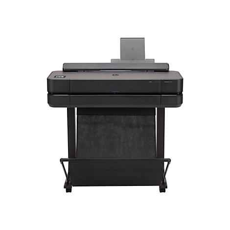 HP DesignJet T650 Großformatdrucker. Schwarzes Gerät mit Papierausgabe, darauf Papier. Vor weißem Hintergrund.