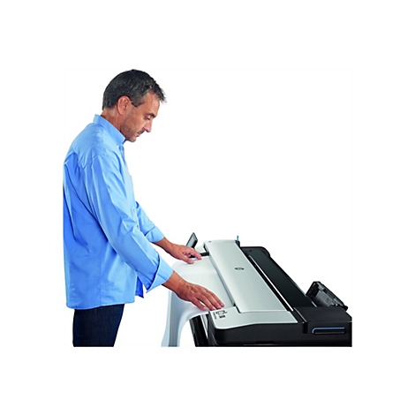 Ein Mann in blauem Hemd bedient einen Scanner. Er legt ein Papier ein. WeiÃŸe FlÃ¤che als Hintergrund.