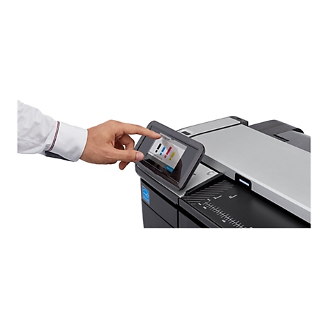 Hand berührt den Bildschirm eines Druckers. Auf dem Bildschirm werden Tintenstände angezeigt.