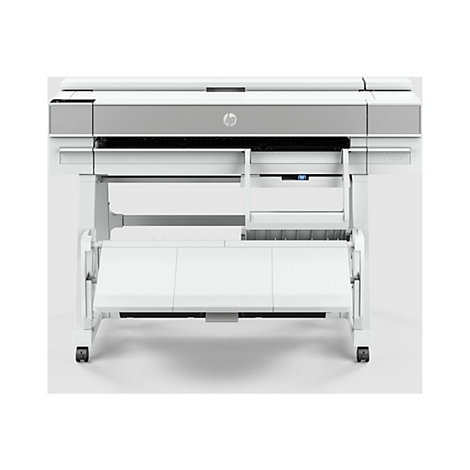 Ein weiß-grauer Großformatdrucker mit dem HP-Logo. Darunter eine Ablage mit Papier. An der Unterseite sind Rollen zu sehen.