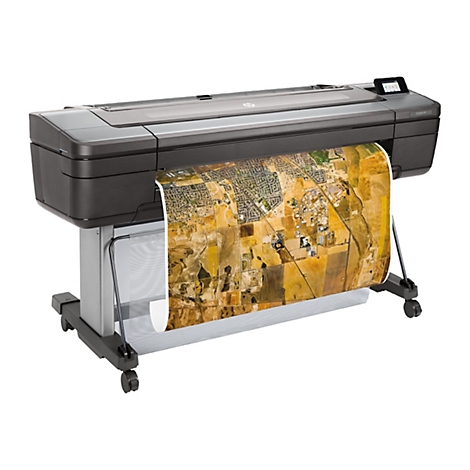 Ein großer, grauer HP Designjet 266 Drucker druckt eine farbige topografische Karte. Der Drucker steht auf einem weißen Hintergrund.