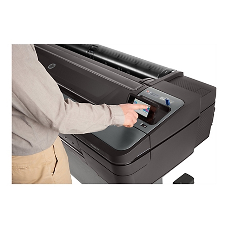 Eine Person bedient einen groÃŸformatigen Drucker. Der Finger drÃ¼ckt auf dem Touchscreen. Schwarzer Drucker, beige Kleidung.