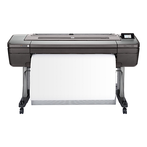 Eine HP DesignJet Z9+dr Großformatdrucker vor weißem Hintergrund. Der Drucker hat eine graue und schwarze Farbe und rollt weißes Papier aus.