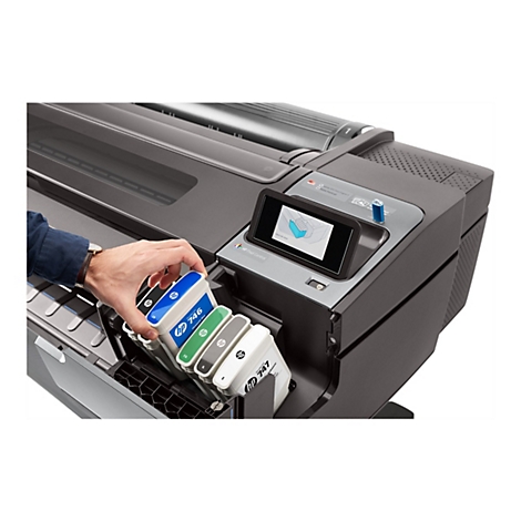 Eine Person setzt Tintenpatronen in einen GroÃŸformatdrucker ein. Auf dem Display des Druckers werden Grafiken angezeigt.