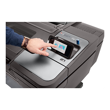 Hand tippt auf Touchscreen eines Druckers, zeigt Diagramme. Dunkler Drucker, Armbanduhr, blauer Ã„rmel.