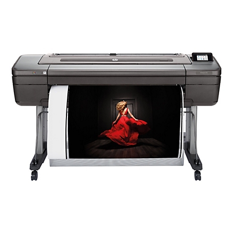 GroÃŸformatdrucker mit einem Bild einer Frau in rotem Kleid, das im Dunkeln steht.