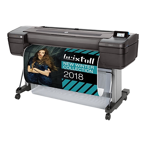 Großer Drucker, darauf ein Banner mit Model und Text. Auf dem Banner steht "Bristoll New Winter Collection 2018".