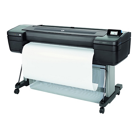 Ein schwarzer Großformatdrucker mit einer Rolle Papier, das aus dem Gerät herausragt. Auf Rädern, vor weißem Hintergrund.