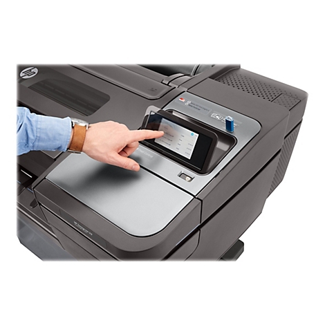 Nahaufnahme eines Mannes, der mit dem Finger auf den Touchscreen eines grauen HP DesignJet Z9 PostScript Druckers tippt. Auf dem Bildschirm sind Druckaufträge und Optionen sichtbar. Der Mann trägt ein blaues Hemd und eine Uhr mit braunem Lederarmband.