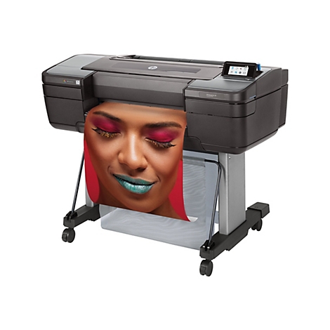 Großer Drucker, vor dem ein Ausdruck mit einem Frauenporträt hängt.