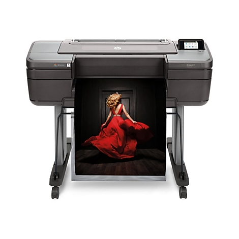 Großer Drucker, der ein Bild einer Frau in rotem Kleid ausdruckt. Das Kleid fließt. Der Hintergrund ist eine dunkle Tür und ein Holzboden.