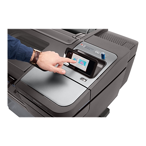 Ein Mann bedient den Touchscreen eines HP DesignJet-Druckers. Er tippt auf ein Symbol zur Optimierung der Druckqualität.