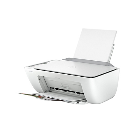 Ein weißer HP DeskJet Drucker, Papierausgabe geöffnet, Papier liegt im Ausgabefach. Auf dem Papier ist Text zu sehen.