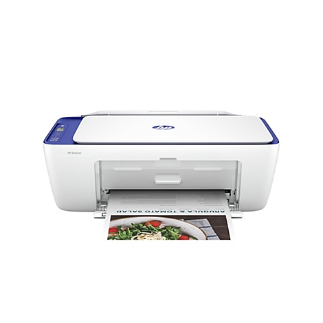 Une imprimante multifonction HP DeskJet blanche et bleue imprime une recette de salade de roquette et de tomates. Le papier représente la salade et les ingrédients.