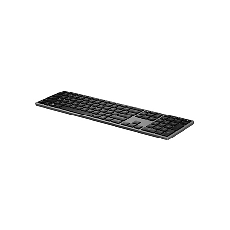 Schwarze, flache, kabellose Tastatur in perspektivischer Ansicht vor weißem Hintergrund.