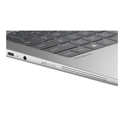 Nahaufnahme eines silberfarbenen Laptops, Tastatur und Details der Seitenansicht. Die Tasten sind grau. Das Poly Studio-Logo ist sichtbar.