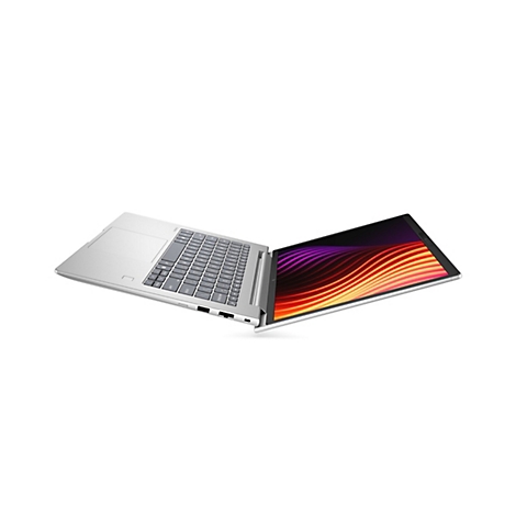 Silbernes HP Laptop in seitlicher Ansicht vor weißem Hintergrund mit abstraktem, farbenfrohem Wellenmuster auf dem Display.