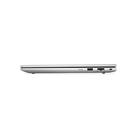 Seitenansicht eines geschlossenen, silbernen Laptops mit sichtbaren Anschlüssen vor weißem Hintergrund.
