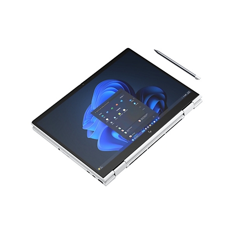 Ein silbernes HP-Convertible-Laptop-Tablet mit geöffnetem Display, auf dem Windows-Oberfläche mit Menüs zu sehen ist, daneben ein Stift.