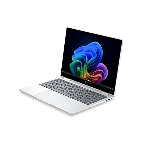 Silbernes HP EliteBook Laptop leicht aufgeklappt vor weißem Hintergrund mit farbenfrohem abstraktem Bildschirmhintergrund.