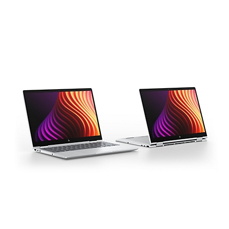 Zwei silberfarbene Laptops mit offenen Bildschirmen. Auf den Bildschirmen ein farbenfrohes, geschwungenes Design. Weißer Hintergrund.