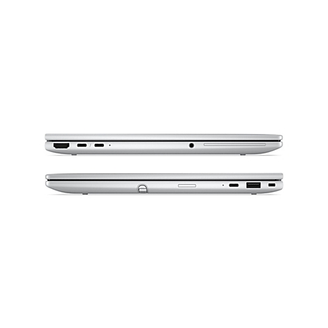 Seitenansichten eines silbernen Laptops mit verschiedenen Anschlüssen auf beiden Seiten vor weißem Hintergrund.