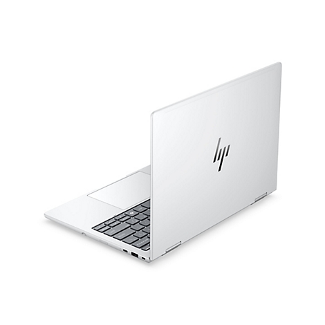 Silbernes HP Laptop schräg von hinten gesehen, mit geschlossenem Display und sichtbarem HP-Logo.