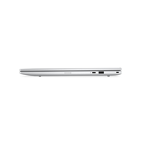 Seitenansicht eines geschlossenen, silbernen Laptops mit sichtbaren Anschlüssen vor weißem Hintergrund.