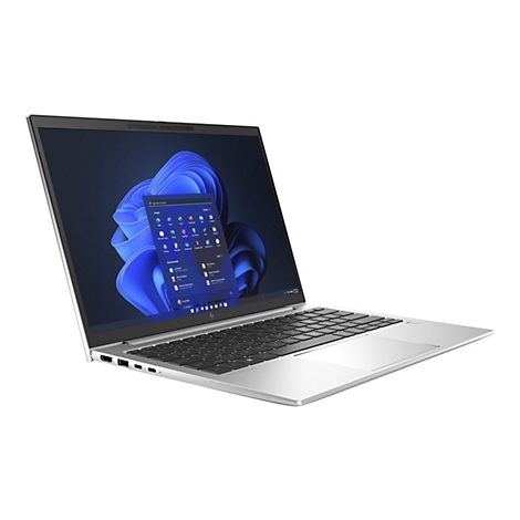Ein silbernes Notebook, leicht geöffnet, zeigt den Windows-Desktop. Die Tastatur ist schwarz, der Bildschirm hell.