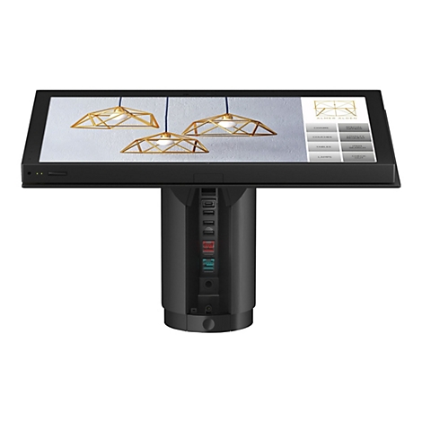 Ein schwarzes Touchscreen-Display auf einem Säulenfuss, zeigt Hängelampen. Auf dem Display gibt es Auswahlmöglichkeiten für Stühle, Sofas, Tische und Lampen.