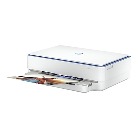Weißer HP Envy 6010e Drucker, blaue Akzente, mit gedrucktem Foto. Das HP-Logo befindet sich auf der Oberseite.